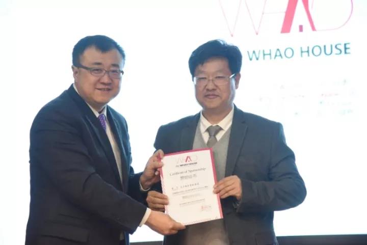 清華大學(xué)黨委常委、副校長楊斌為天豐綠色裝配集團總裁李旭祿頒發(fā)證書